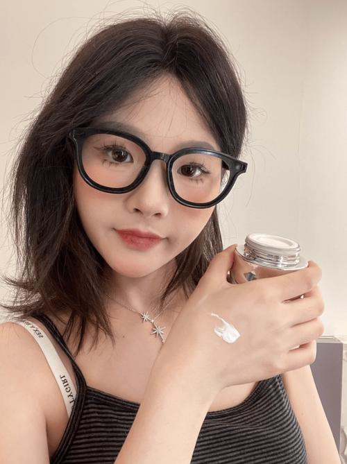 手残党也能轻松拿捏清透裸妆！丝芙菲素颜霜遮瑕毛孔，上脸细腻不卡粉